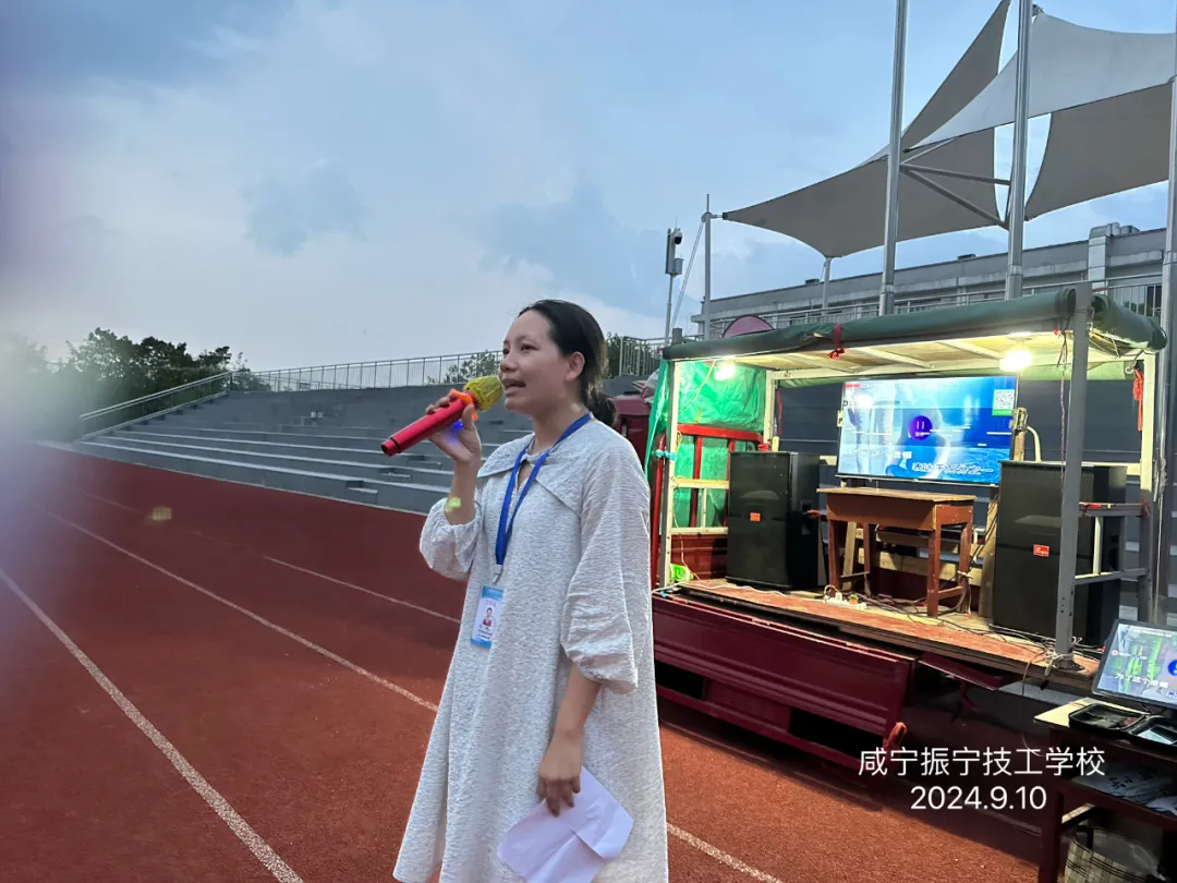 秋風(fēng)送爽，丹桂飄香——咸寧振寧技工學(xué)校全體師生歡聚一堂，參加慶祝教師節(jié)暨迎中秋感恩的心主題活動(dòng)。(圖13)